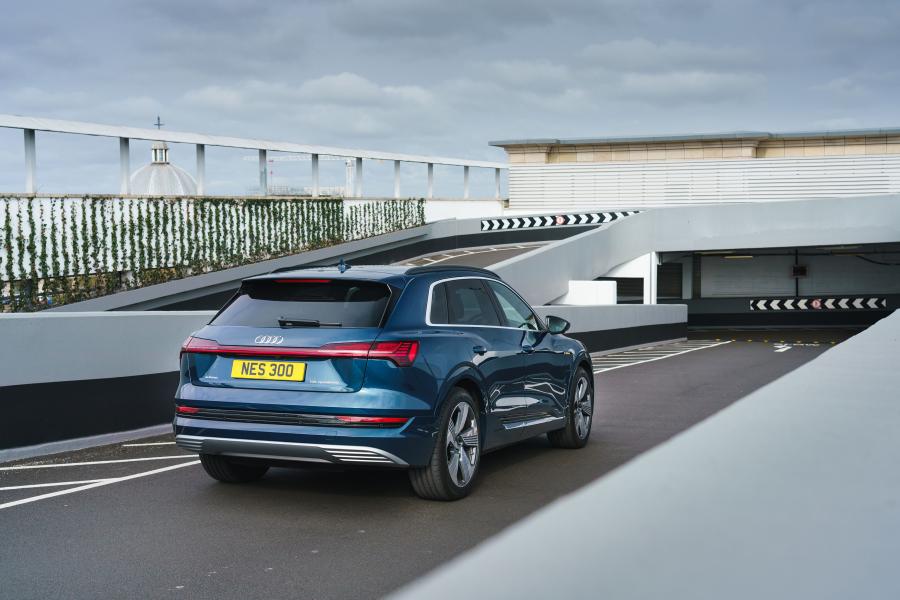 Audi e-tron 55 Quattro 2019 года  (UK) (фото 36 из 40)